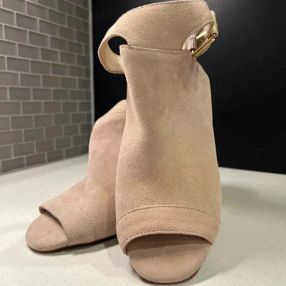 Lucca Lane Shoes - NEW sling-back open-toed Cream Faux Suede 3” block heel size 10 Lucca Lane shoes